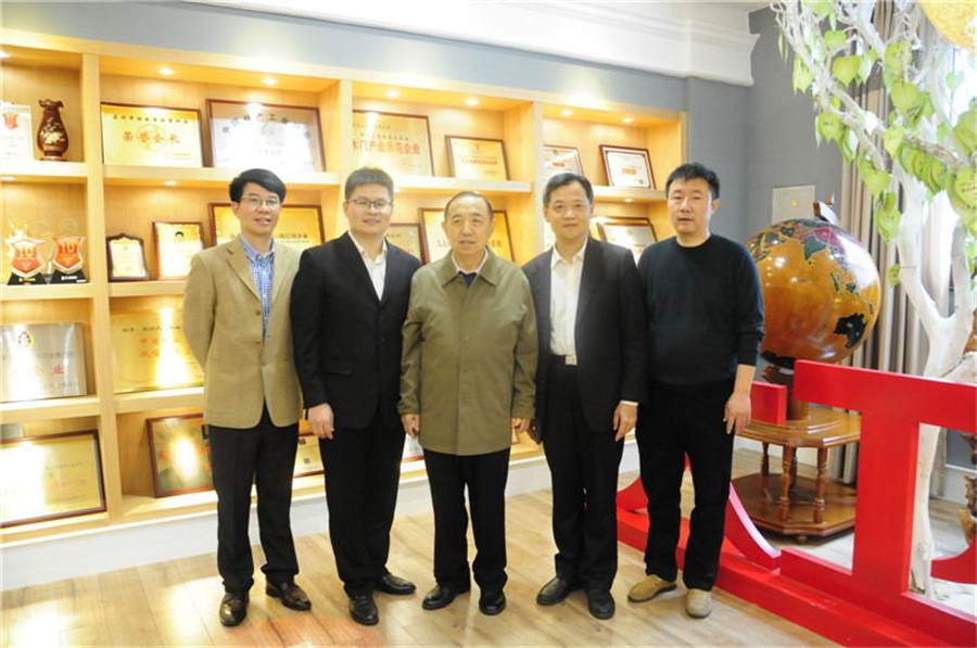 国家人社部原副部长杨志明（左三）一行莅临爱体育网页版登录界面-AITIYU（中国）参观指导，爱体育网页版登录界面-AITIYU（中国）董事长蒋卫（左二）.jpg