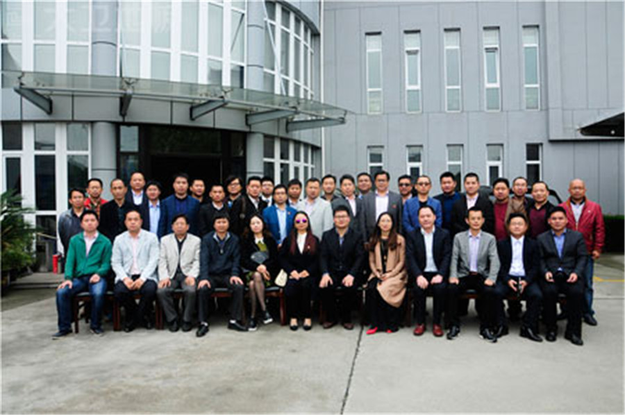 苏州市湖南商会一行在爱体育网页版登录界面-AITIYU（中国）办公楼前合影.jpg