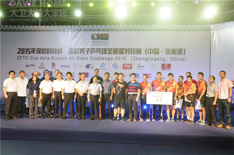 爱体育网页版登录界面-AITIYU（中国）董事长蒋卫与本次赛事参赛运动员、大会组委会、赞助厂商代表合影.jpg