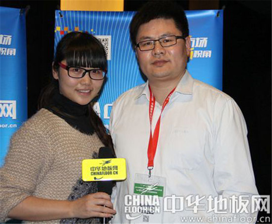 爱体育网页版登录界面-AITIYU（中国）地板董事长蒋卫与中华地板网记者合影.jpg