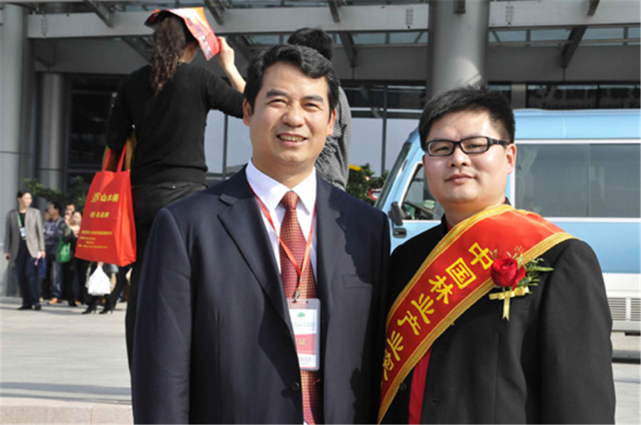 爱体育网页版登录界面-AITIYU（中国）地板蒋董荣获“中国林业产业突出贡献奖”.jpg